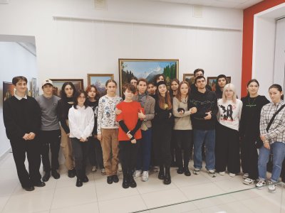Студенты ККИ СКГИИ посетили первую персональную выставку Ауеса Дзагалова