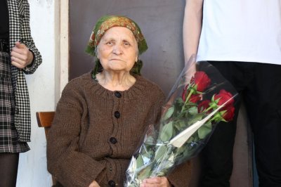 В Кабардино-Балкарии росгвардейцы поздравили участницу Великой Отечественной Войны с днем рождения