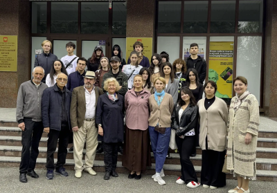 Студенты и преподаватели СКГИИ посетили выставку Хасана Бжахова