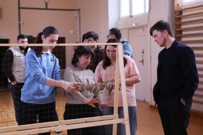 В СКГИИ прошел мастер-класс по плетению маскировочных сетей